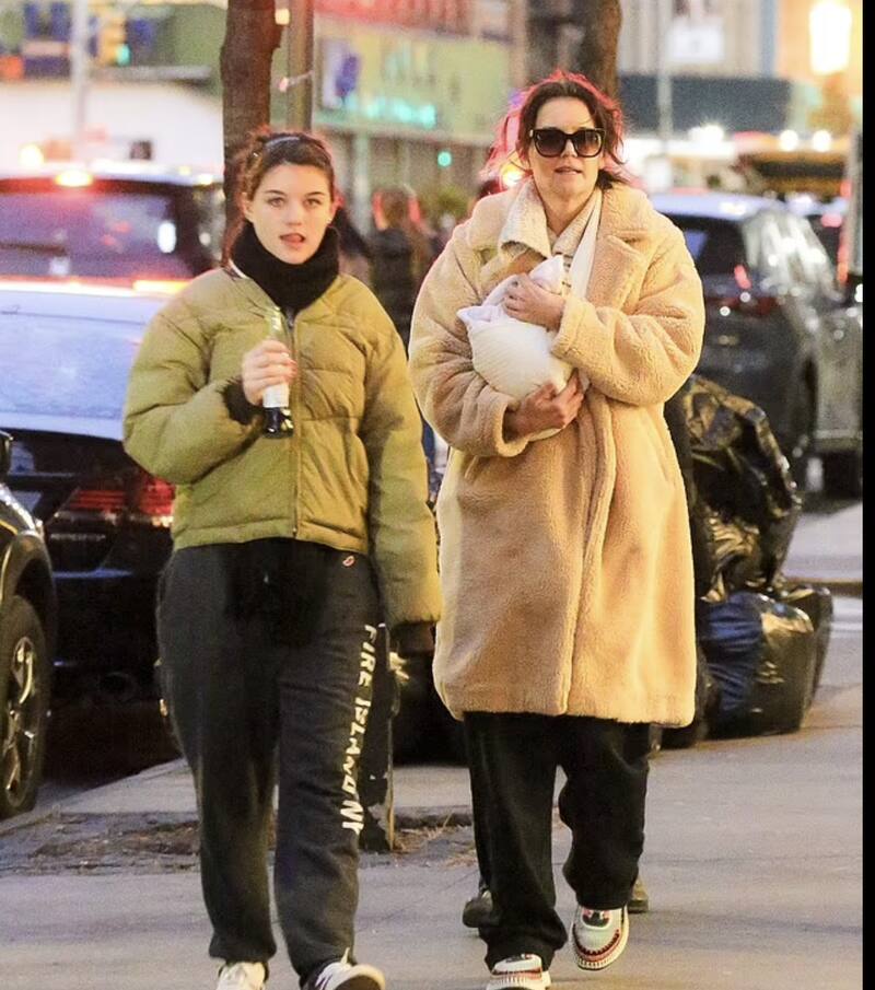 Katie Holmes caminó varias cuadras hasta llegar al metro para emprender rumbo al show de Jimmy Fallon. - Créditos: Instagram