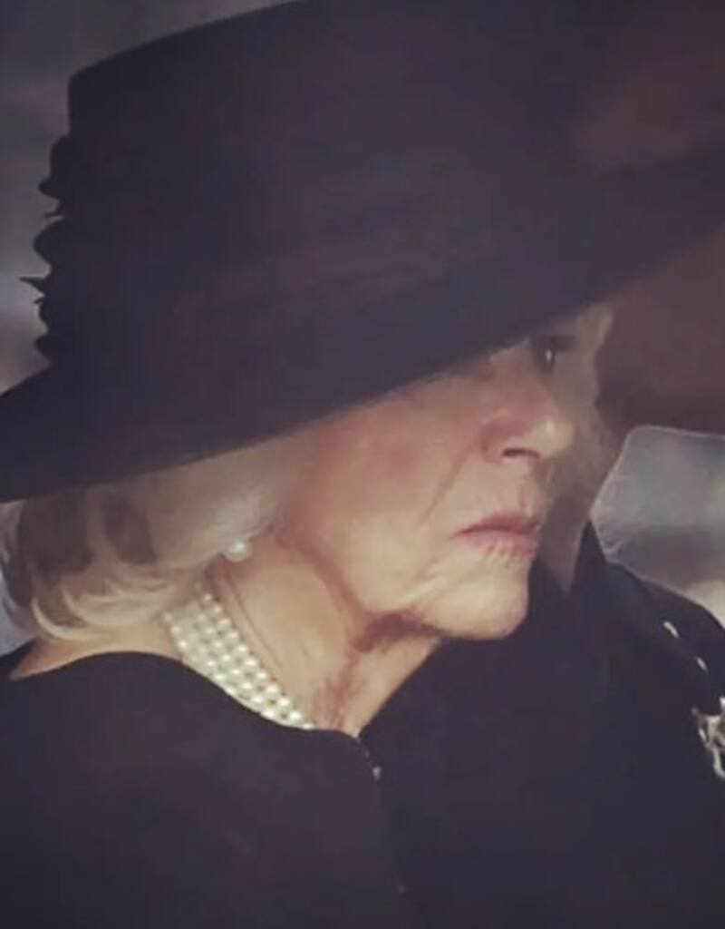 Reina Camila sufre quebradura en su pie pero no detiene la marcha junto al rey Camila Parker-Bowles ha disimulado el dolor físico. - Créditos: Instagram