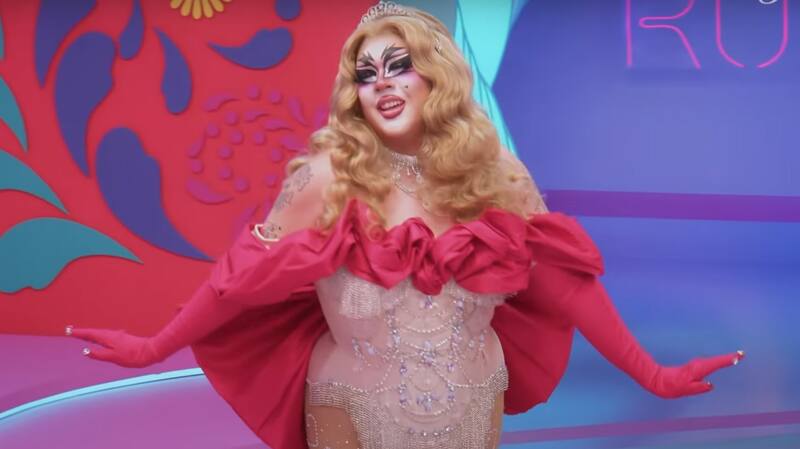 Mágica, cotorra y cachetera.