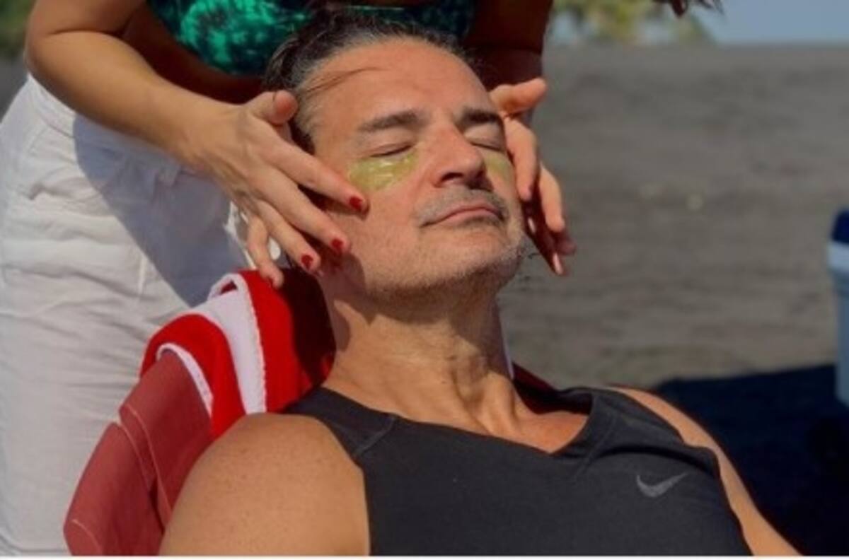 Ricardo Arjona muestra a la "cosmetóloga" que le robó el corazón