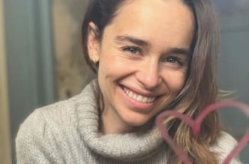 Tratan a Emilia Clarke de "baja y regordeta"; ejecutivo de canal de TV pidió disculpas públicas