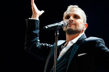 Miguel Bosé: un retorno triunfal a la música junto a Rauw Alejandro