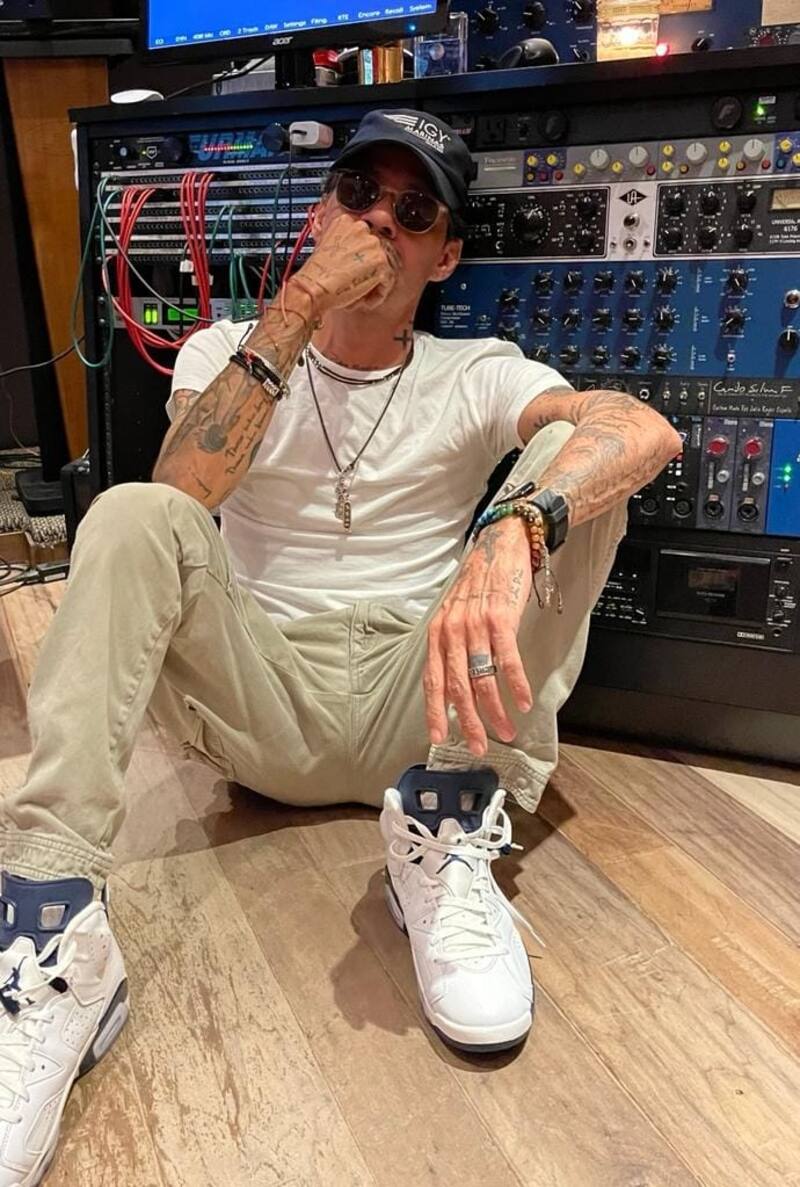 Marc Anthony sigue de gira por el mundo al lado de Nadia Ferreira - Créditos: Facebook