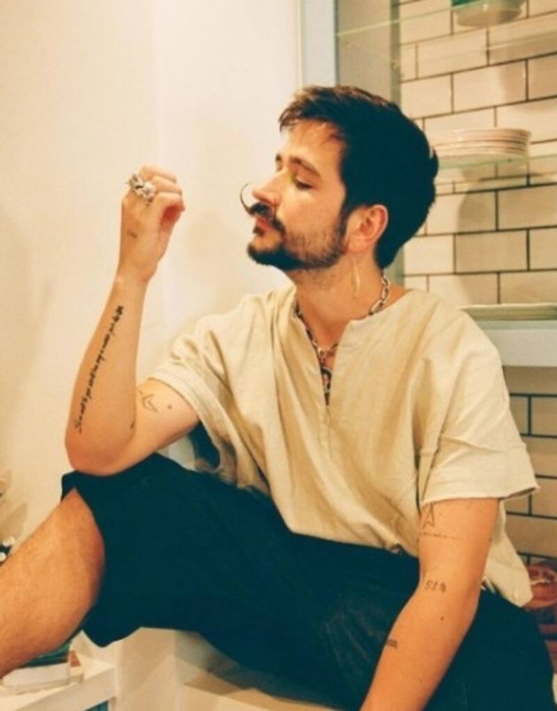 Camilo publica divertido video en redes presumiendo su habilidad para hablar francés - Créditos: Instagram