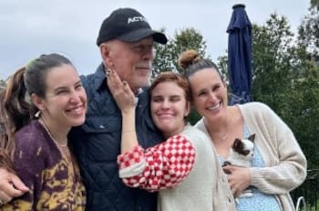 Un feliz Bruce Willis aparece en emocionante video con su esposa y Demi Moore cantando su cumpleaños