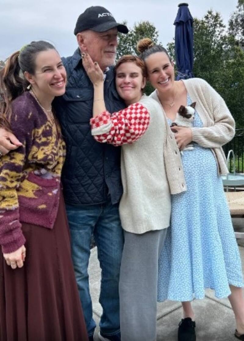 Un feliz Bruce Willis aparece en emocionante video con su esposa y Demi Moore cantando su cumpleaños El actor junto a sus tres hijas mayores, que tuvo con Demi Moore - Créditos: Instagram