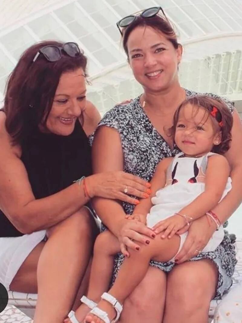 Adamari López, Alaïa y la ex suegra de la conductora protagonizan una entrañable sesión de fotos - Créditos: Instagram