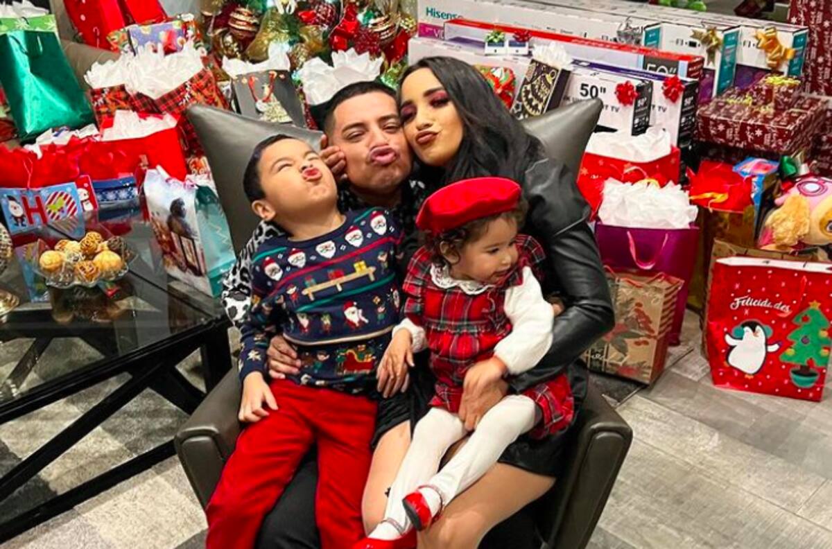 Vocalista de Grupo Firme regala de Navidad costosos tenis a su esposa Daisy Anahy