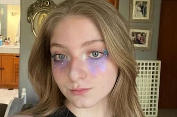 Constanza, hija de Edith González, debuta en evento social en solitario