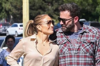 JLo es captada 'coqueteándole' a otro hombre en presencia de Ben Affleck