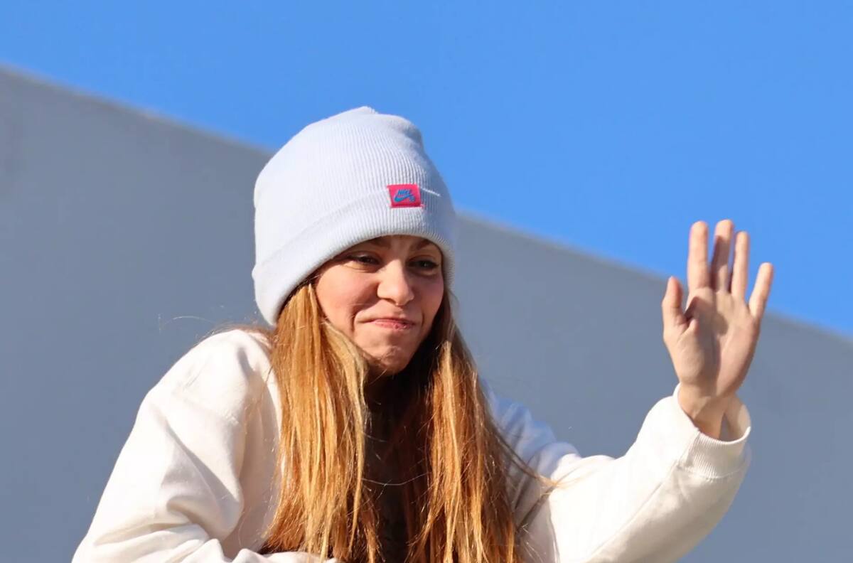 A Shakira le obsequian libro feminista al verla lucir sudadera con leyenda "Las mujeres facturan"