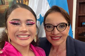 Ganadora de ‘La Academia 20 años’ se reúne con mandataria de Honduras y recibe especial regalo