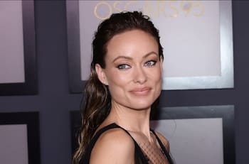 Olivia Wilde posa sola en alfombra roja mientras su ex niñera habla del rompimiento con Harry Styles