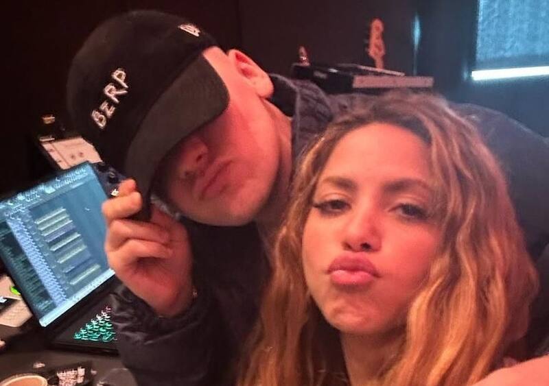 Un hombre y una mujer mirando a la cámara, él está vestido con una chaqueta oscura y una bicera con la que se cubre los ojos y estira la boca, ellaestá vestida con una camisa a cuadro, el pelo suelto y ondulado y también estira la boca hacia la cámara mirándola