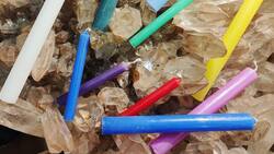 Identifica el color de la vela que deberás encender para atraer prosperidad en Navidad