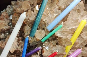 Identifica el color de la vela que deberás encender para atraer prosperidad en Navidad