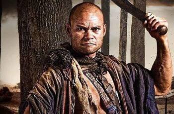 Prematura muerte de actor de “Spartacus” conmociona a protagonista de la serie