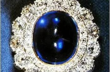 Princesa Ana usa broche muy querido de la reina Isabel II para rendirle tributo