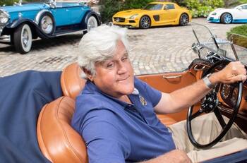 Jay Leno fue hospitalizado tras sufrir graves quemaduras en su rostro