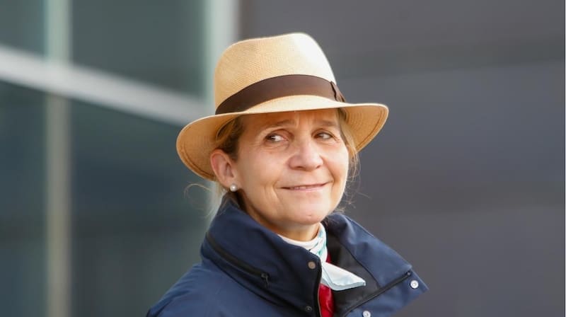 La infanta Elena golpeo su espalda contra el piso mientras seguía afirmada de las riendas del animal. - Créditos: Twitter