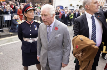 Arrestan al hombre que lanzó huevos al rey Carlos III; fue candidato por un partido político