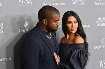 North West imita a su padre Kanye West con el permiso de Kim Kardashian
