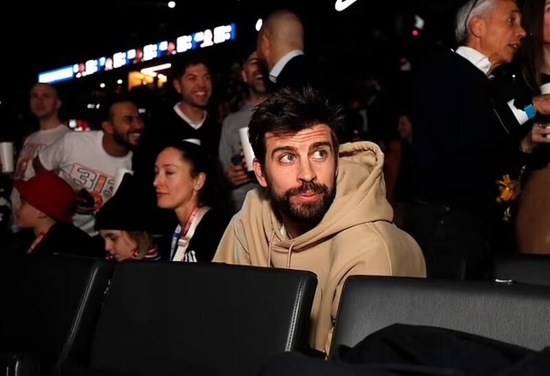 Gerard Piqué intentó pasar desapercibido durante el incómodo momento que protagonizó en Francia. - Créditos: Twitter