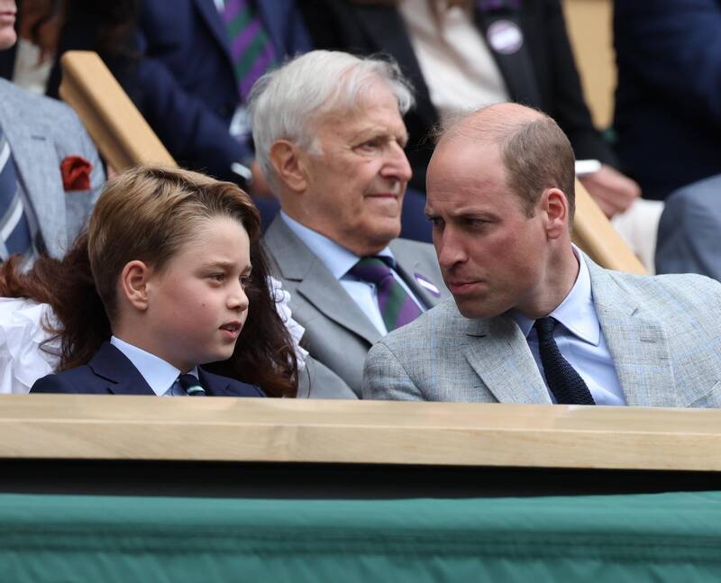 Una imagen habitual en tribunas deportivas: George y su padre William.