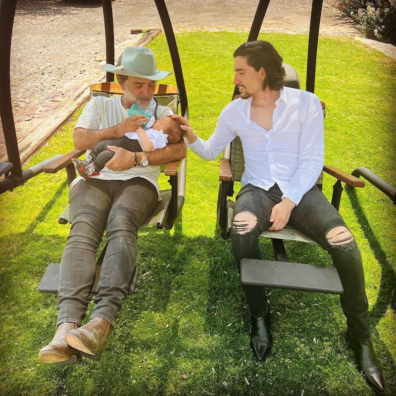 Alejandro Fernández con su hijo Alex, y su nieta, Mía - Créditos: Facebook