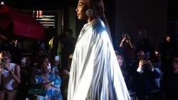 Una irreconocible Serena Williams reaparece en desfile de modelos top