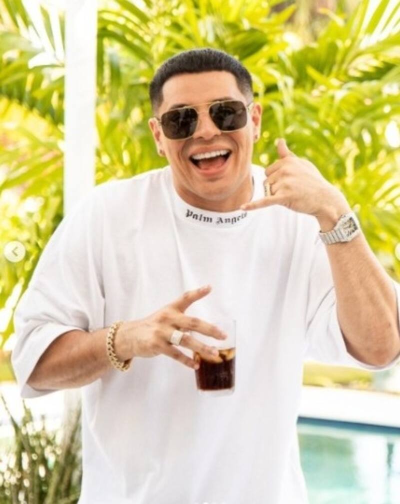 Eduin Caz publica video jalándole el cabello a dos mujeres - Créditos: Instagram Eduin Caz