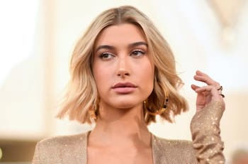 Hailey Bieber se centra en la Semana de la Moda parisina luego de enemistarse con Selena Gomez