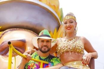 Daniella Álvarez deslumbra con su traje en carnaval y Daniel Arenas la auxilia
