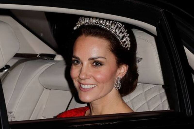 Kate Middleton usando la tiara Lover's Knot