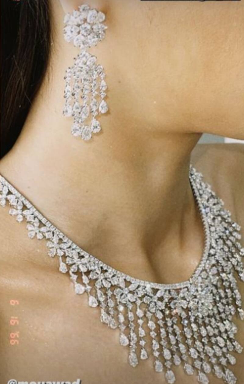 Anna Sueangam-Iam luce un espectacular collar y un juego de aros diseñados por Fred Mouawad.