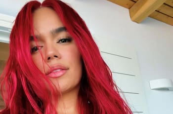 Karol G sube sugerente fotografía que se tomó sin ropa desde su cama