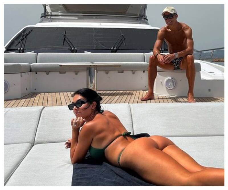 Georgina no solo posa para su pareja, también para el lente. Vacaciones en Cerdeña, todos felices.