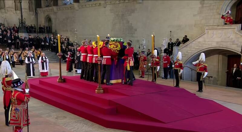 Guardia Real es captado en video cuando se desmaya frente al ataúd de la monarca - Créditos: Instagram