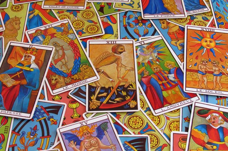 Las cartas del Tarot son orientativas y proyectivas porque encierran en ellas a los arquetipos que la humanidad reconoce.