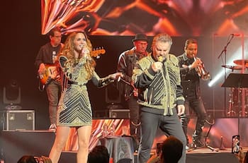 Lucero le da un beso a un fan y Mijares no oculta sus celos en cómica escena