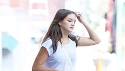 Suri Cruise pone en tendencia los pantalones anchos con un look inspirado en su mamá