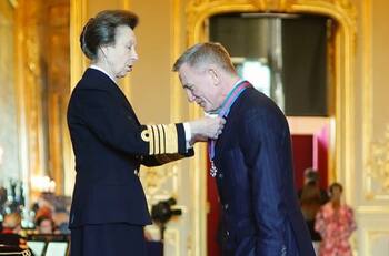 Princesa Ana ordena al último James Bond por sus altos servicios de gobierno