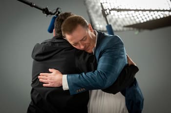 Adam Sandler le confiesa a Brendan Fraser el motivo por el cual lo hizo llorar