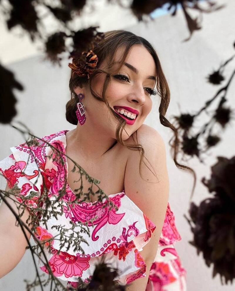 Moni Llaca, la influencer que enseña a tomar fotos creativas y elegantes en casa - Créditos: Instagram