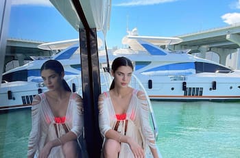 Nadia Ferreira y Marc Anthony a bordo de su lujoso yate reciben a estas celebridades latinas