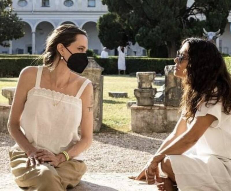 Las fotos de Angelina Jolie y Salma Hayek que demuestran la química entre ambas - Créditos: Revista People