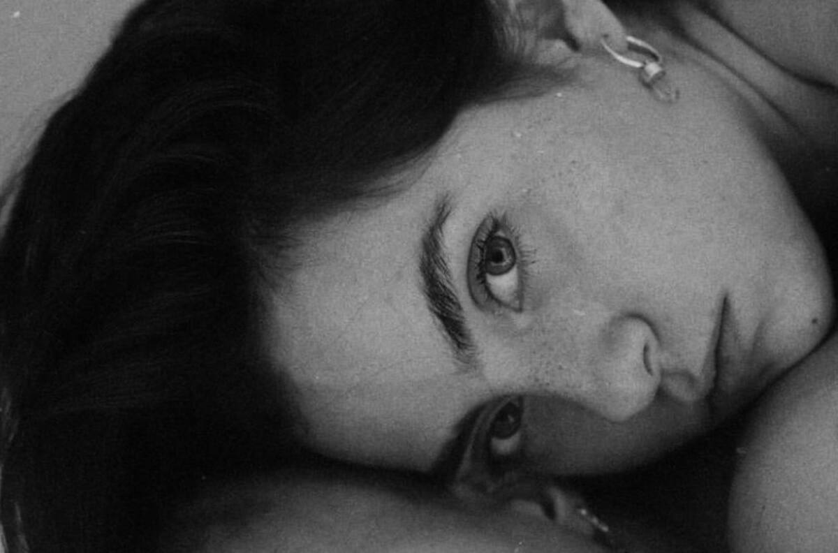 Ella es la novia de Camila, hija de Raúl Araiza, quien es modelo y lucha contra la alopecia