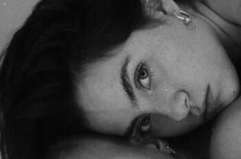 Ella es la novia de Camila, hija de Raúl Araiza, quien es modelo y lucha contra la alopecia