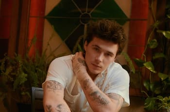 Brooklyn pasará Año Nuevo lejos de Victoria y David Beckham, y en una playa mexicana