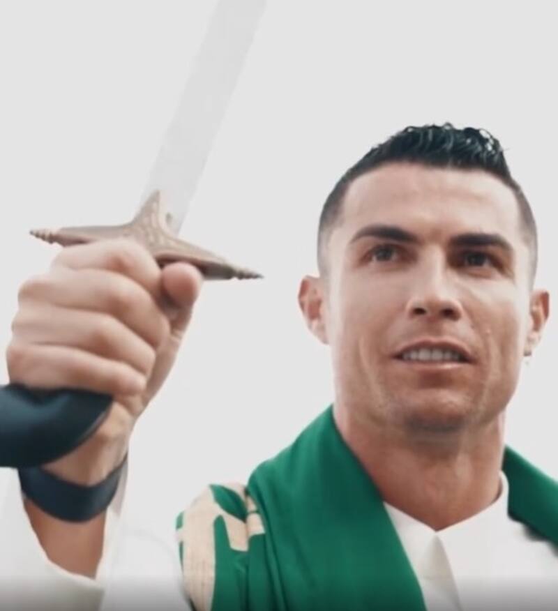 Cristiano Ronaldo protagoniza imponente video vestido de árabe sin la presencia de Georgina CR7 con la espada árabe en la mano - Créditos: Instagram